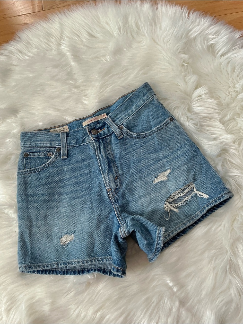 Levi's 80’s Mom High Rise Distressed Denim Shorts Size 24